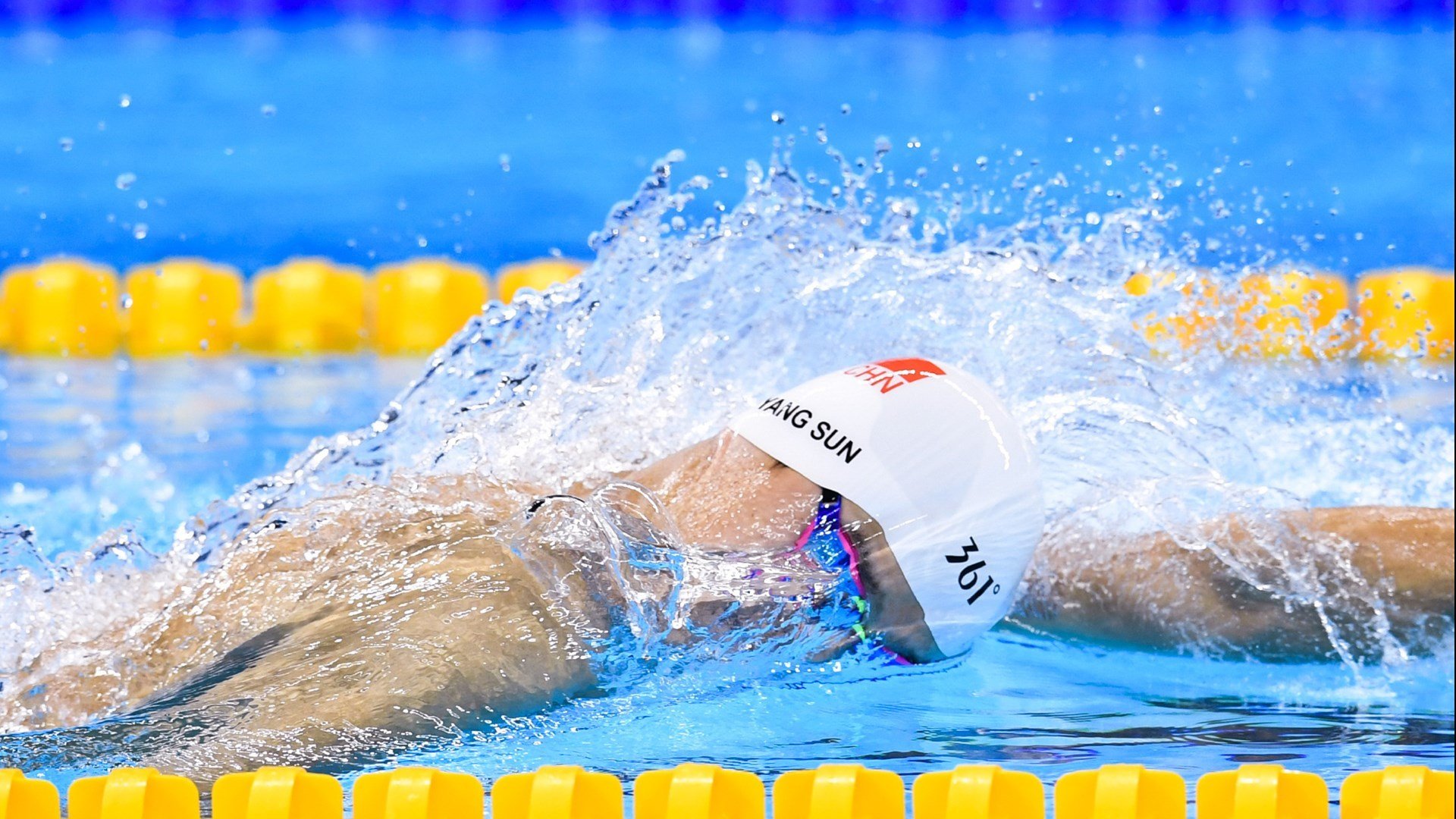 字母哥关键时刻两罚全中雄鹿力克尼克斯，字母哥在雄鹿